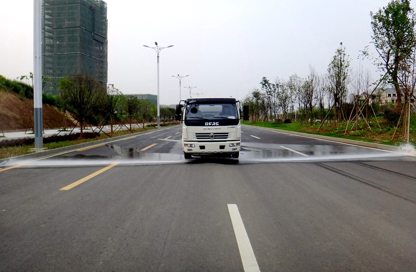 道路清洗洒水车冲洗路面