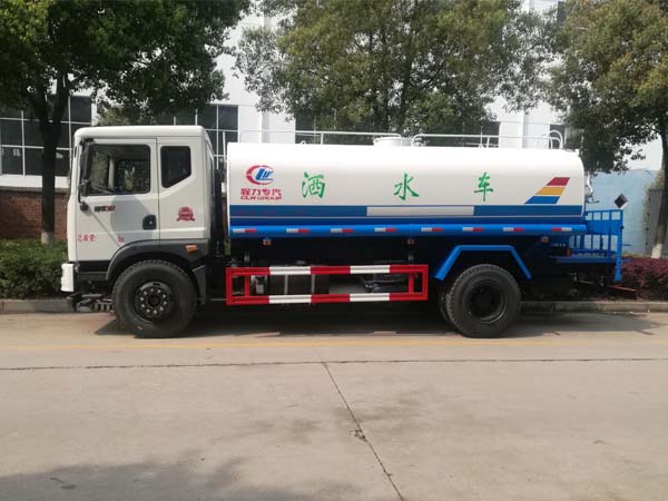 东风御虎10吨洒水车