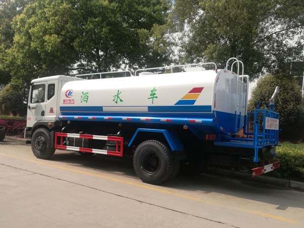 东风御虎10吨洒水车