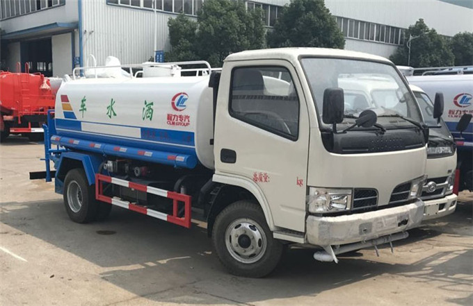 东风小霸王5吨洒水车