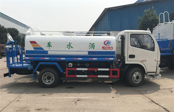 东风小霸王5吨洒水车