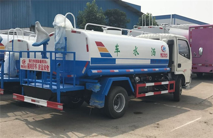 东风小霸王5吨洒水车