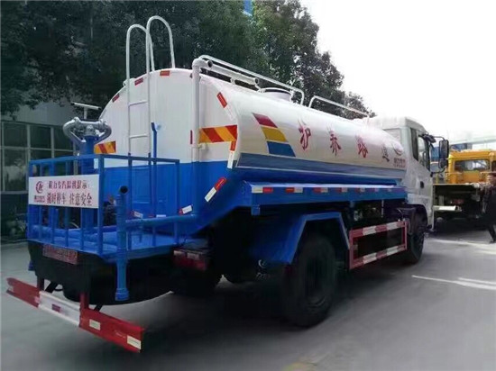 东风洒水车