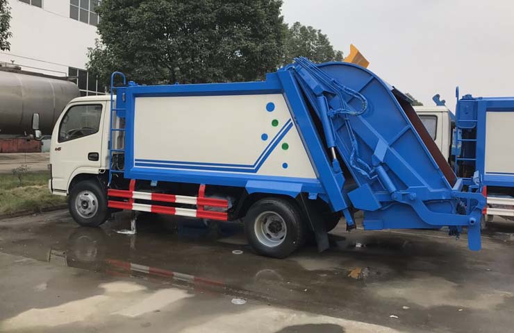 东风福瑞卡压缩式垃圾车