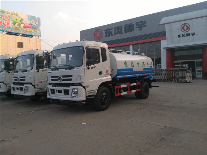 东风御虎洒水车