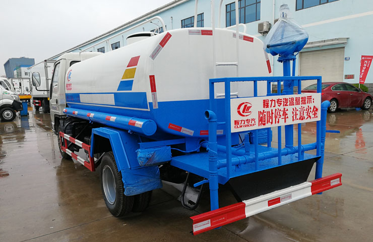 东风小多利卡5吨洒水车