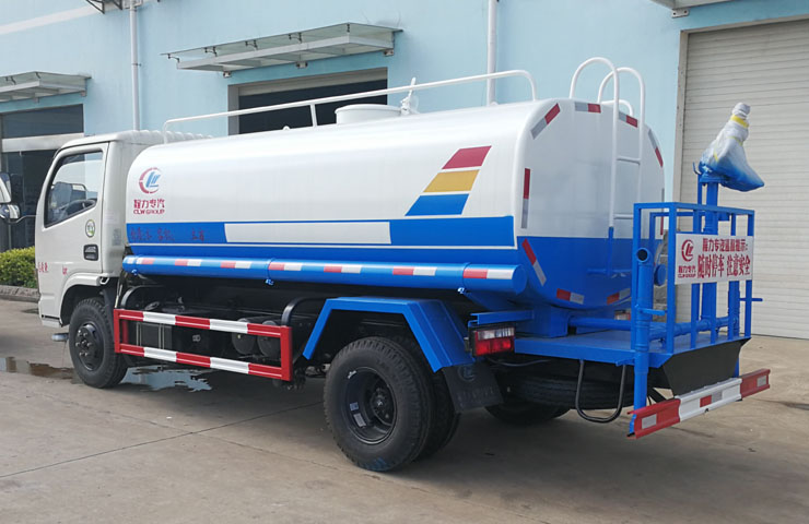 东风小多利卡5吨洒水车