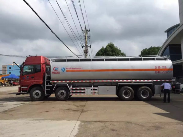 福田欧曼前四后八运油车